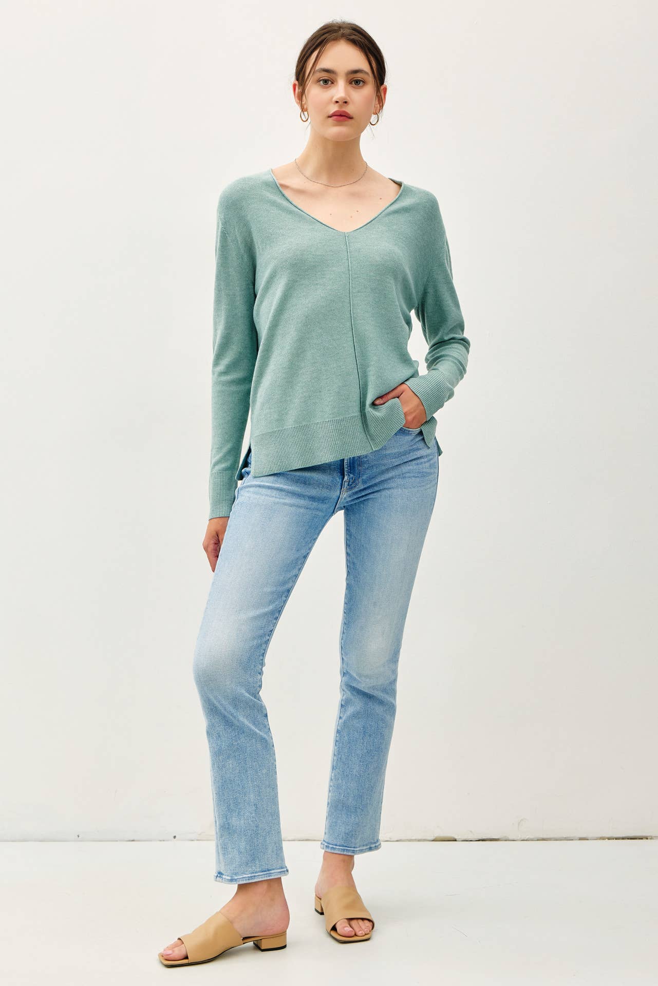 CLASSIC LIGHTWEIGHT V-NECK KNIT SWEATER