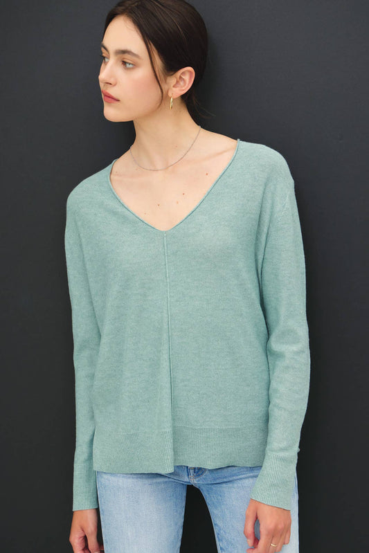 CLASSIC LIGHTWEIGHT V-NECK KNIT SWEATER