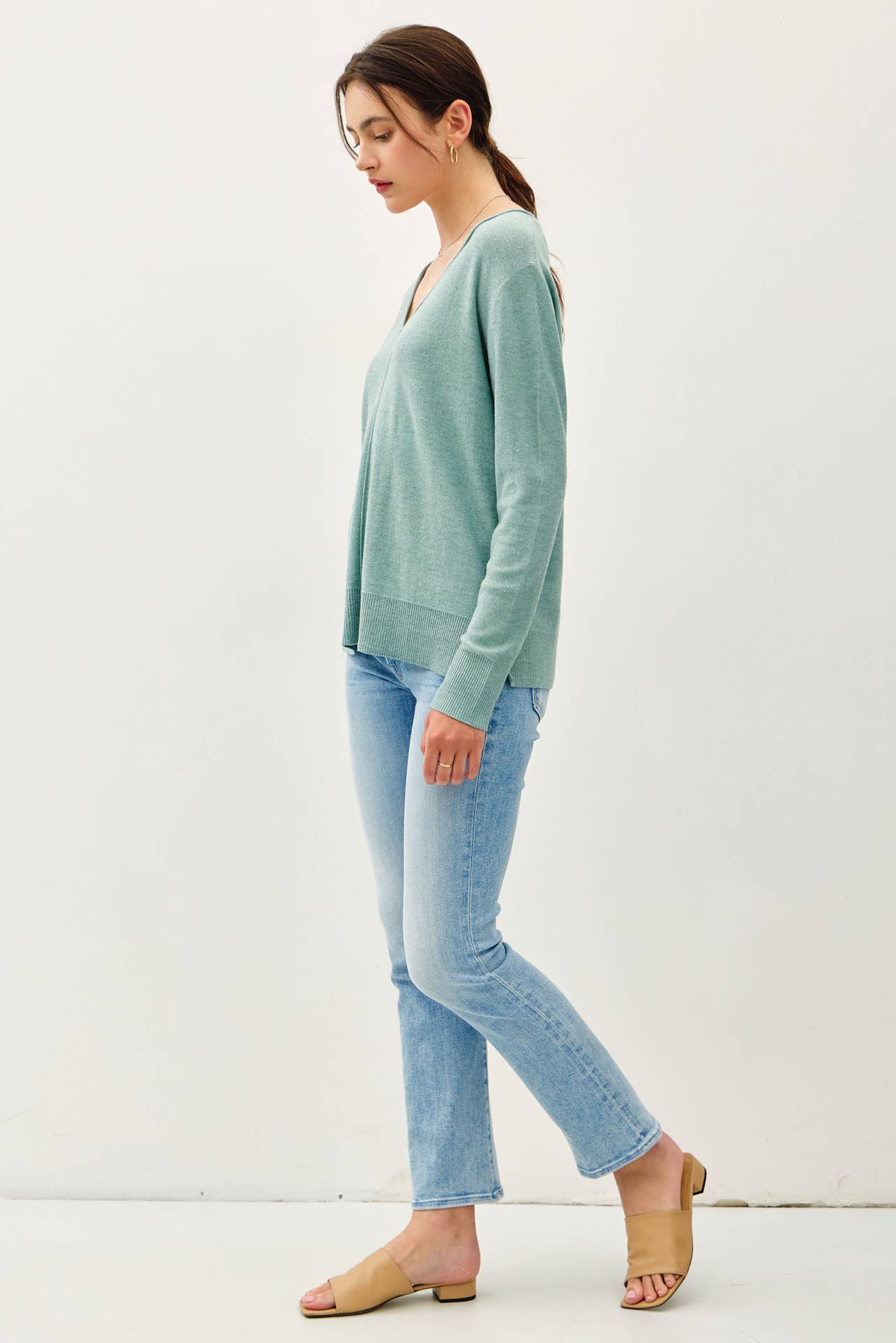 CLASSIC LIGHTWEIGHT V-NECK KNIT SWEATER