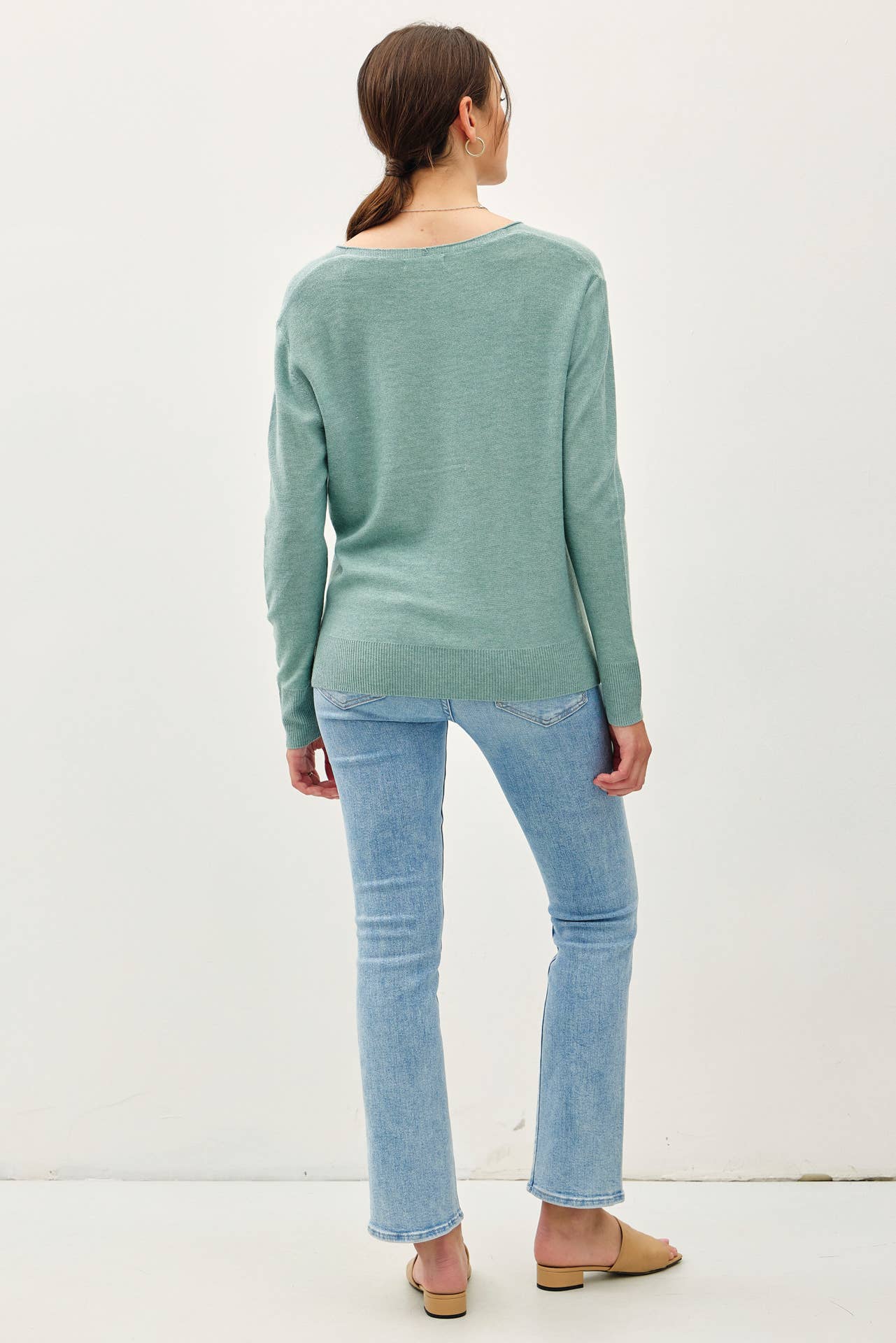 CLASSIC LIGHTWEIGHT V-NECK KNIT SWEATER